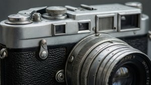 نمای نزدیک از یک دوربین قدیمی با زیبایی‌شناسی خاکستری — خاکستری زیبا والپیپر