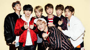 عکس بامزه گروه BTS در پس‌زمینه زرد