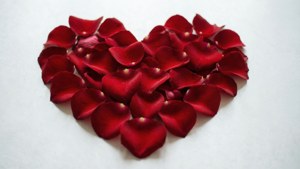 کاغذ دیواری لوکس از قلبی که از گلبرگ‌های رز قرمز تشکیل شده است. — دوستت دارم والپیپر