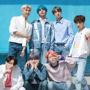 ژست‌های بامزه گروه BTS کنار هم روی دیوار آبی — Bts دسکتاپ والپیپر